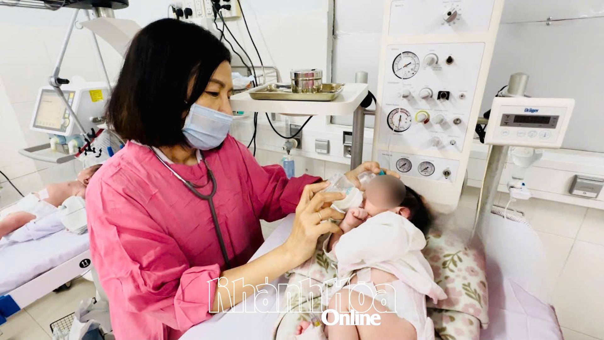 Sau phẫu thuật sức khoẻ trẻ ổn, trẻ đã tự bú