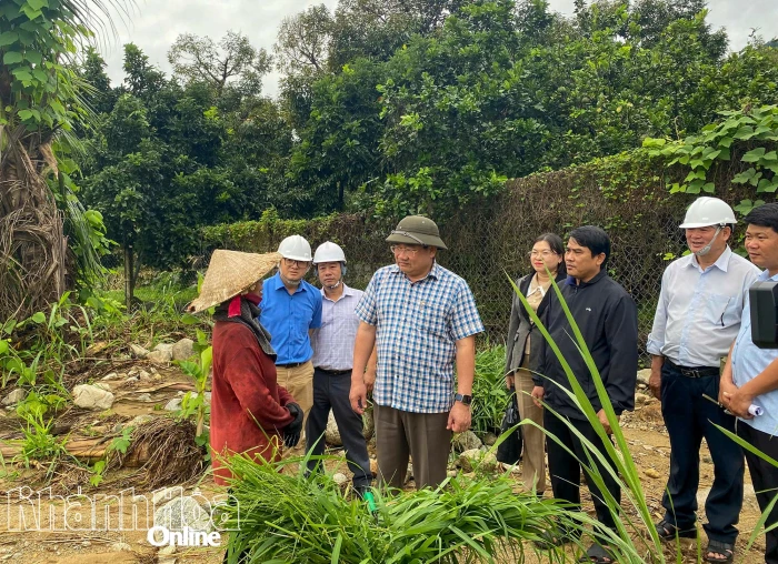 Phó Chủ tịch UBND tỉnh Trịnh Minh Hoàng kiểm tra một số khu vực xung yếu sạt lở đất