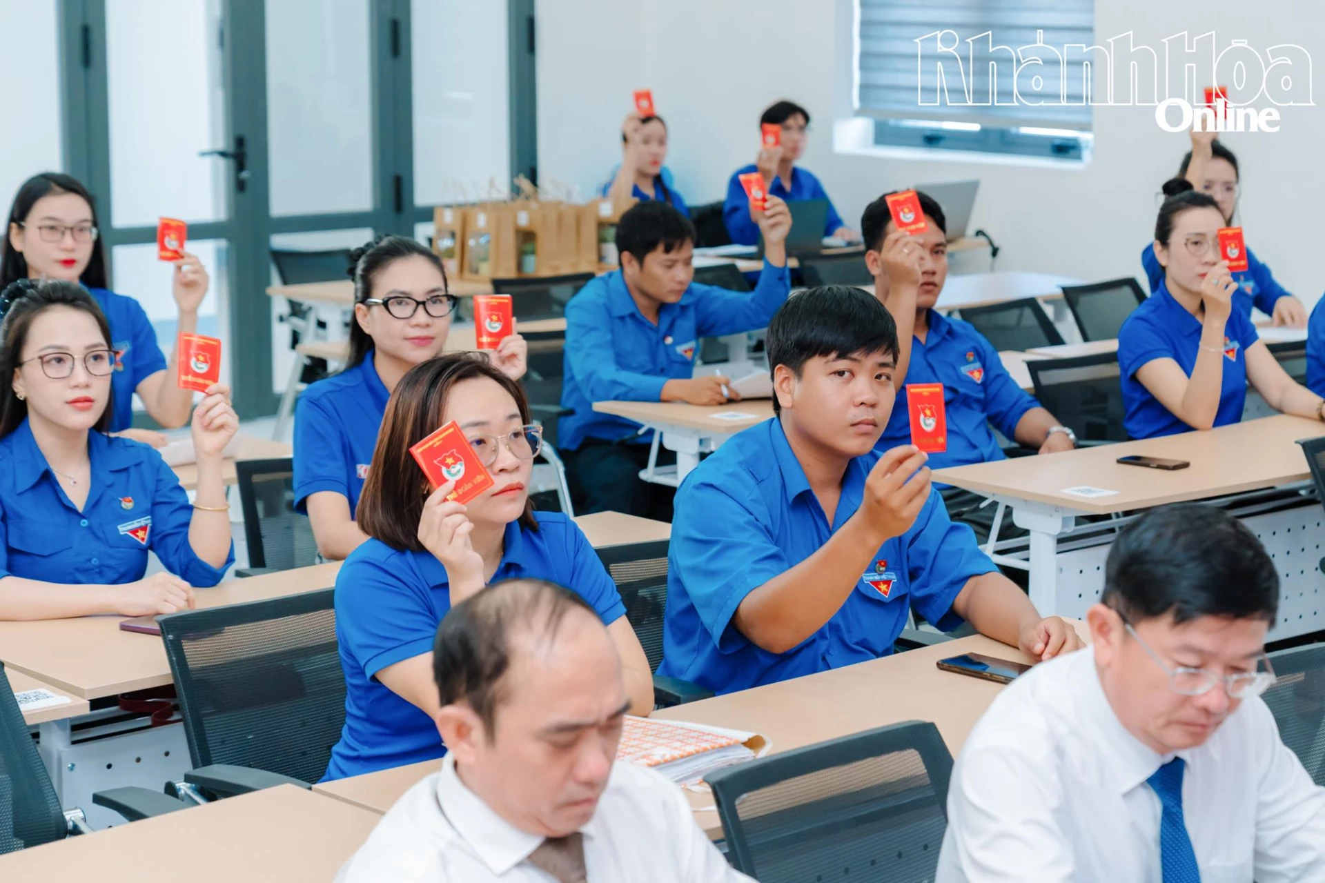 Các đoàn viên, thanh niên biểu quyết thông qua các nội dung tại Đại hội.