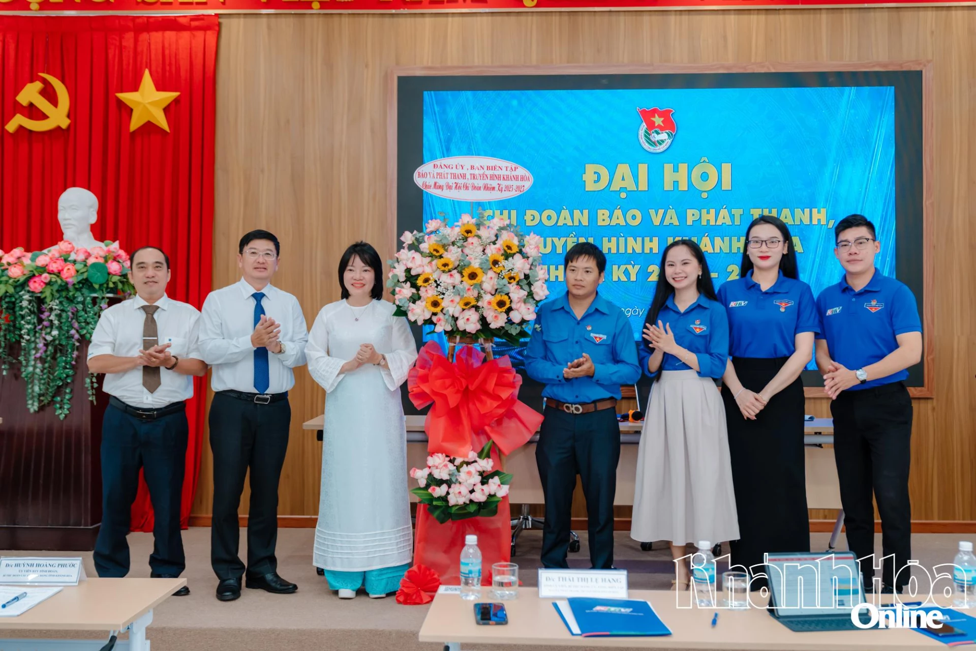 Ban Biên tập Báo và Phát thanh, Truyền hình Khánh Hòa tặng hoa chúc mừng Đại hội.