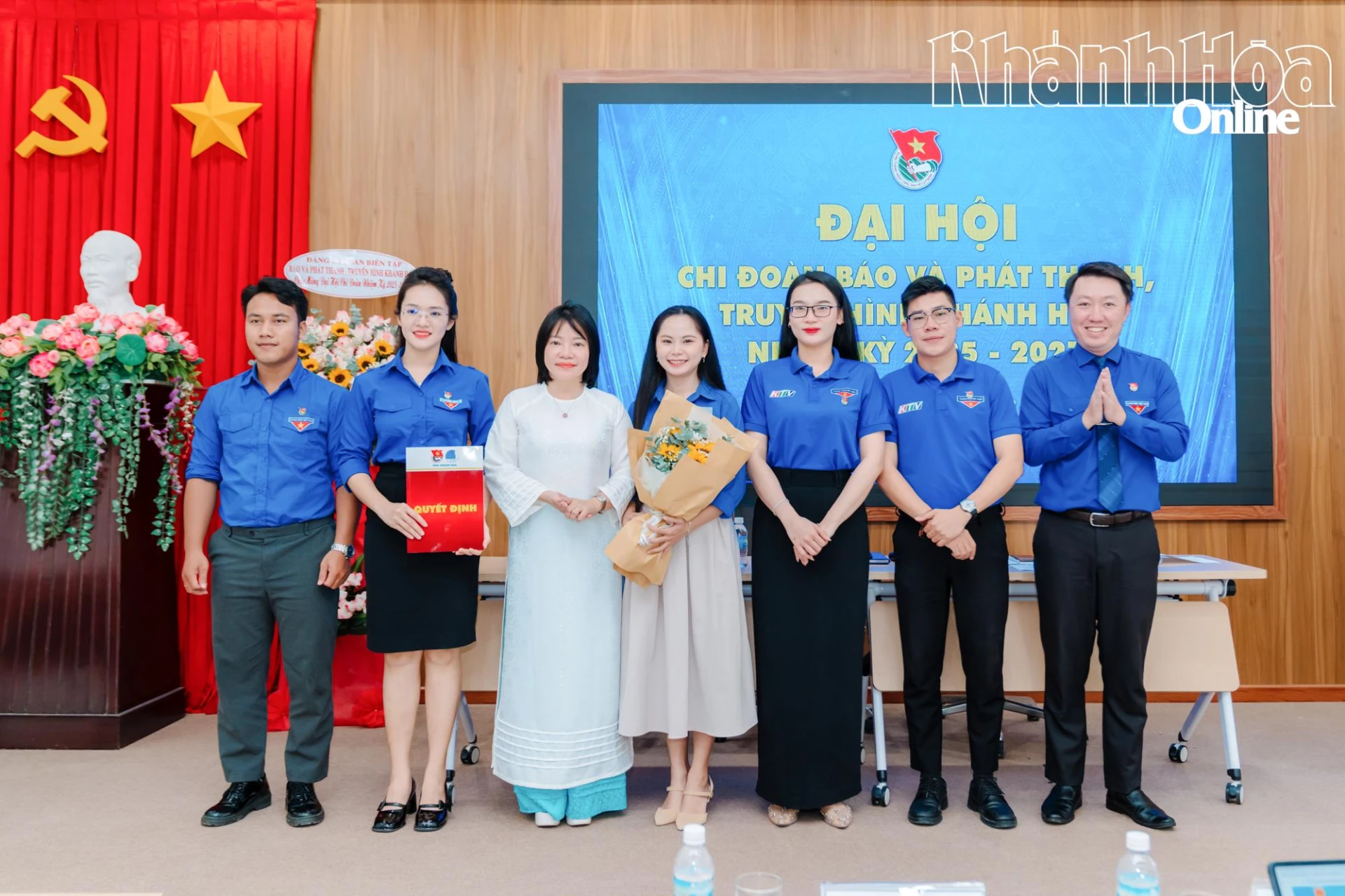 Đồng chí Thái Thị Lệ Hằng trao quyết định chỉ định nhân sự, tặng hoa chúc mừng Ban Chấp hành Chi đoàn nhiệm kỳ 2025 - 2027.
