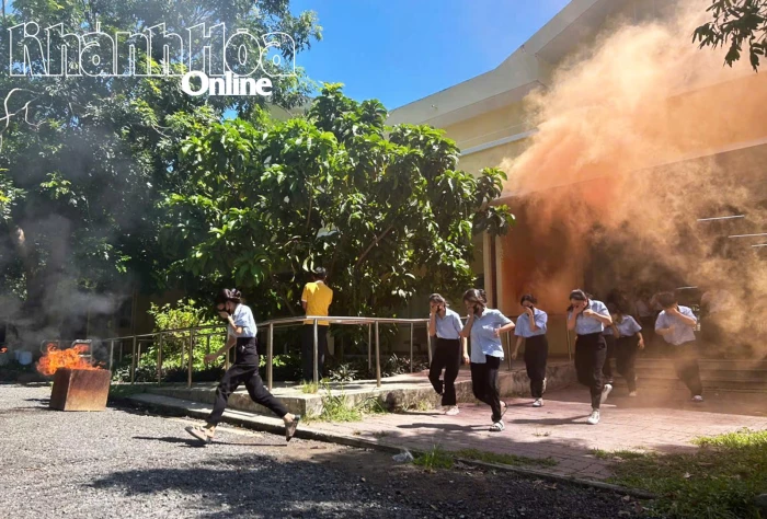 100 người tham gia diễn tập phương án chữa cháy tại Trường Trung cấp Nghề Ninh Hòa