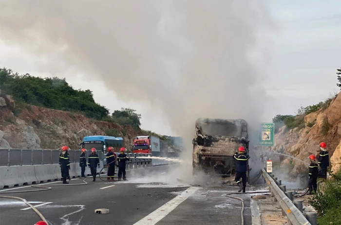 Xe khách đang chạy trên cao tốc Nha Trang - Cam Lâm bất ngờ cháy rụi