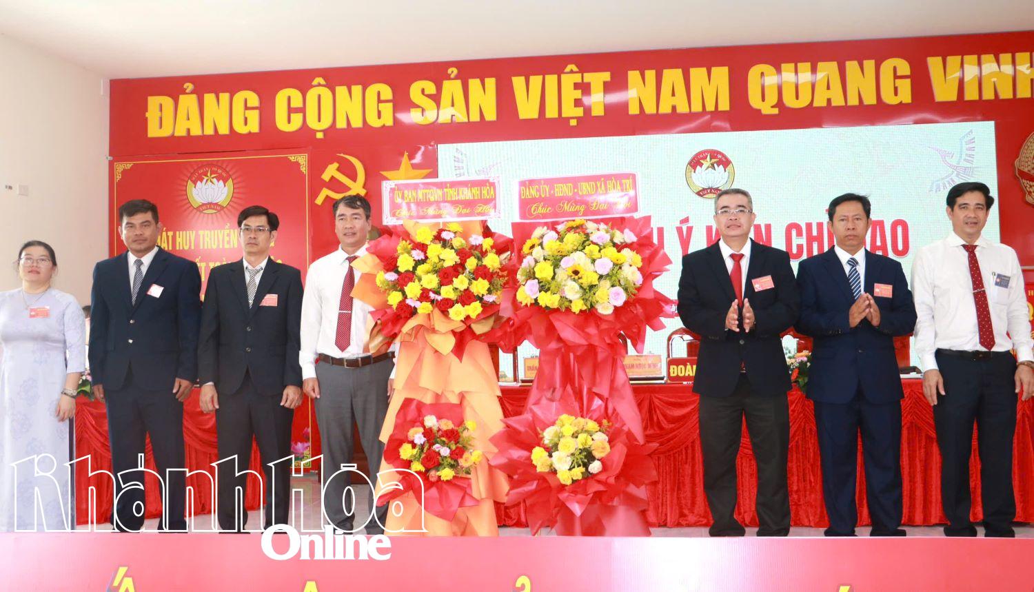 Đại diện Ủy ban MTTQ Việt Nam tỉnh và lãnh đạo xã tặng hoa chúc mừng đại hội.
