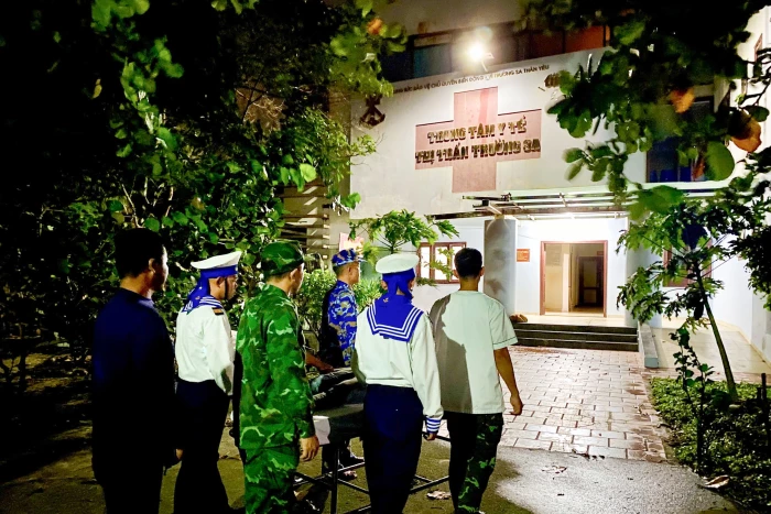 Bệnh xá đảo Trường Sa cấp cứu ngư dân bị giảm áp sau khi lặn sâu