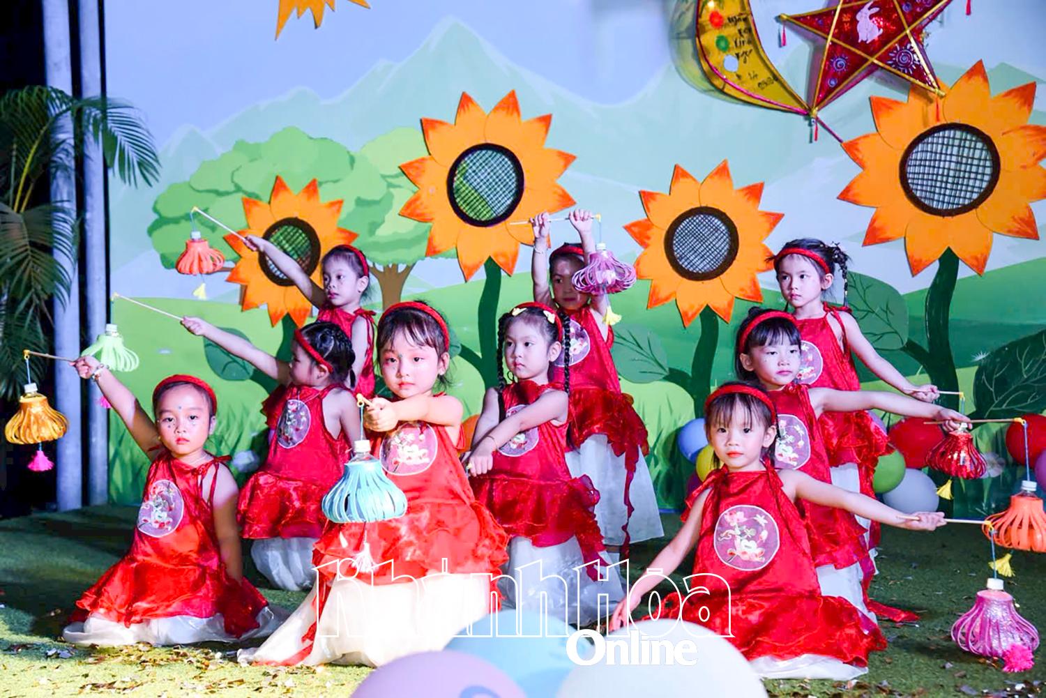 Chương trình Trung thu nhộn nhịp sắc màu tại Trường Mầm non Vĩnh Ngọc (phường Tây Nha Trang). 