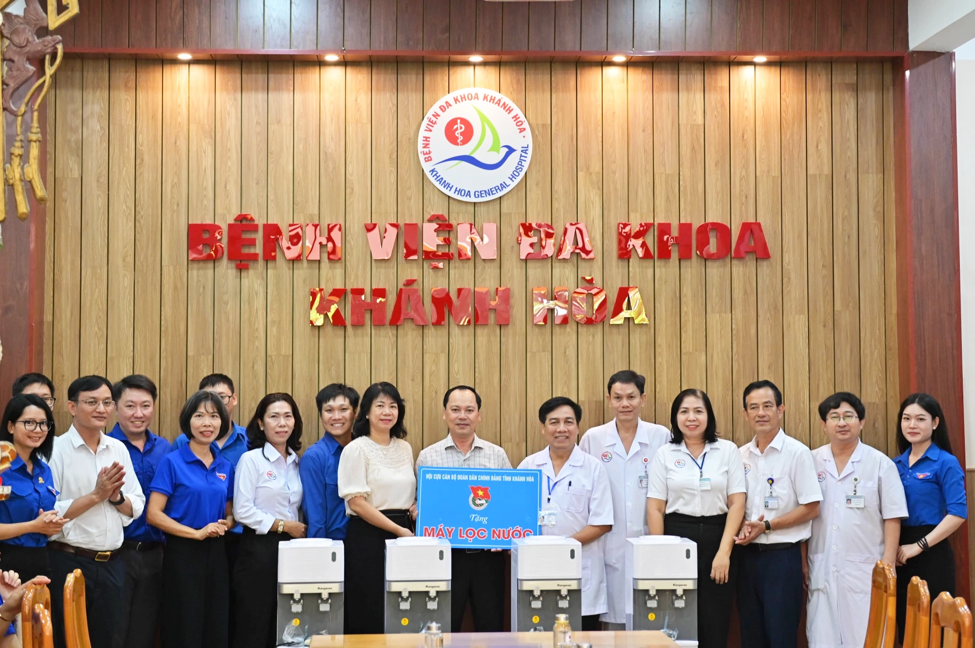 Trao tặng 8 máy lọc nước và quà Trung thu cho bệnh nhi tại 2 cơ sở y tế