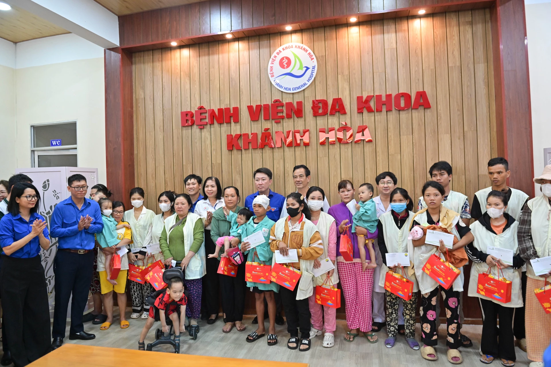Trao quà trung thu đến các bệnh nhi tại bệnh viện.