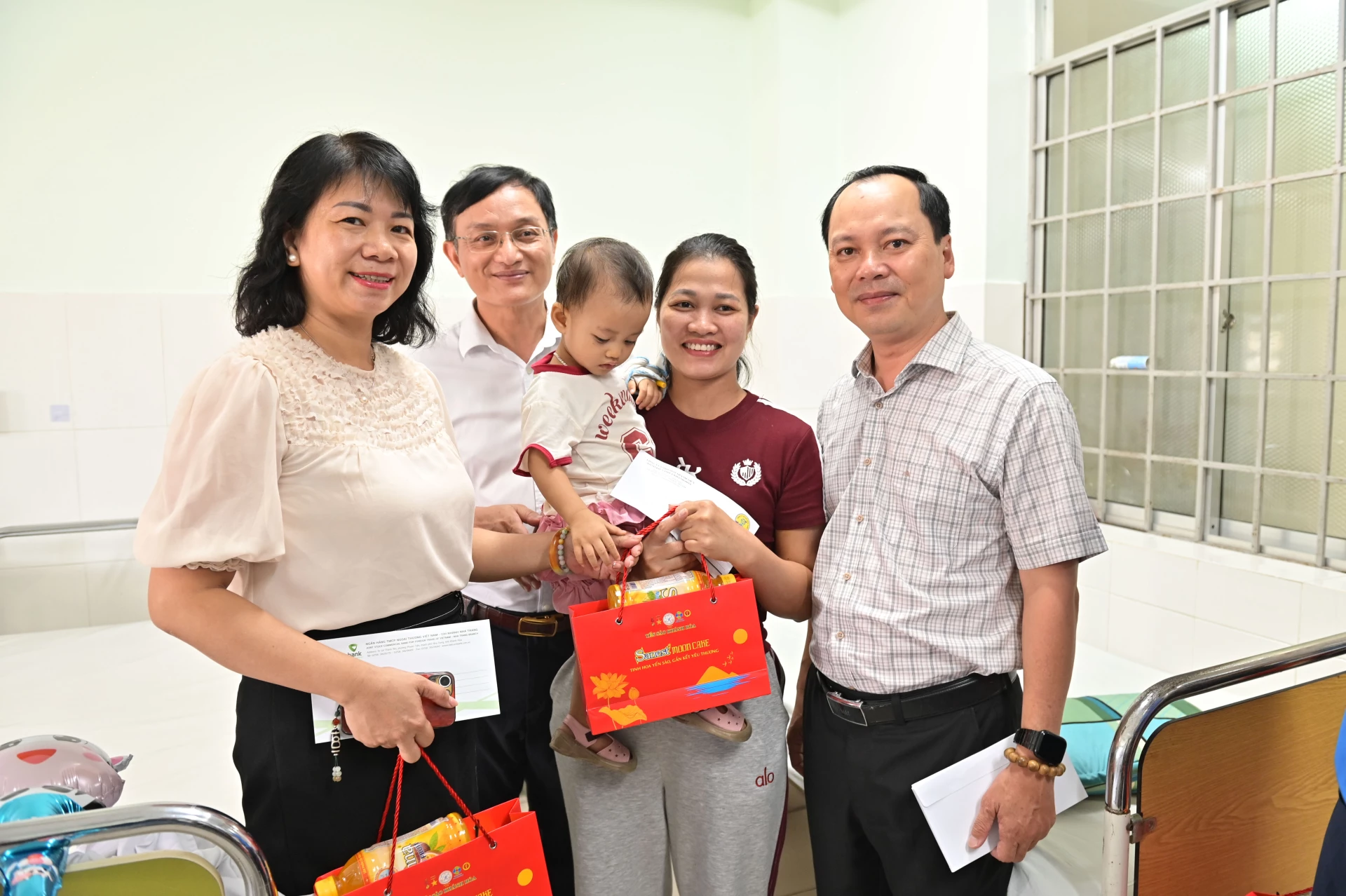 Thăm, tặng quà các bệnh nhi tại Khoa Nhi của bệnh viện.