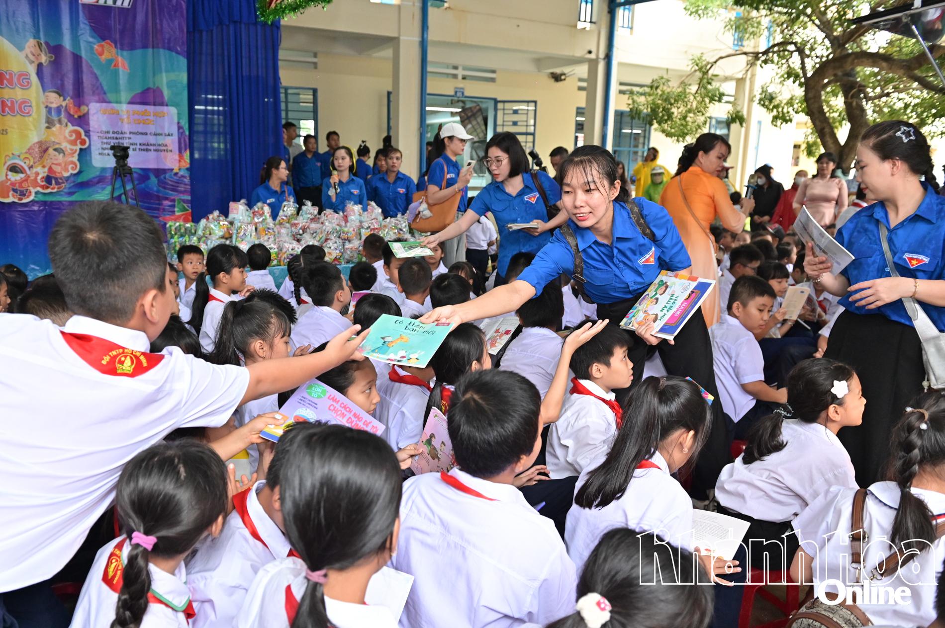 Khởi động chương trình, các học sinh được tham gia hoạt động Chuyến xe sách lưu động với nhiều loại sách bổ ích.