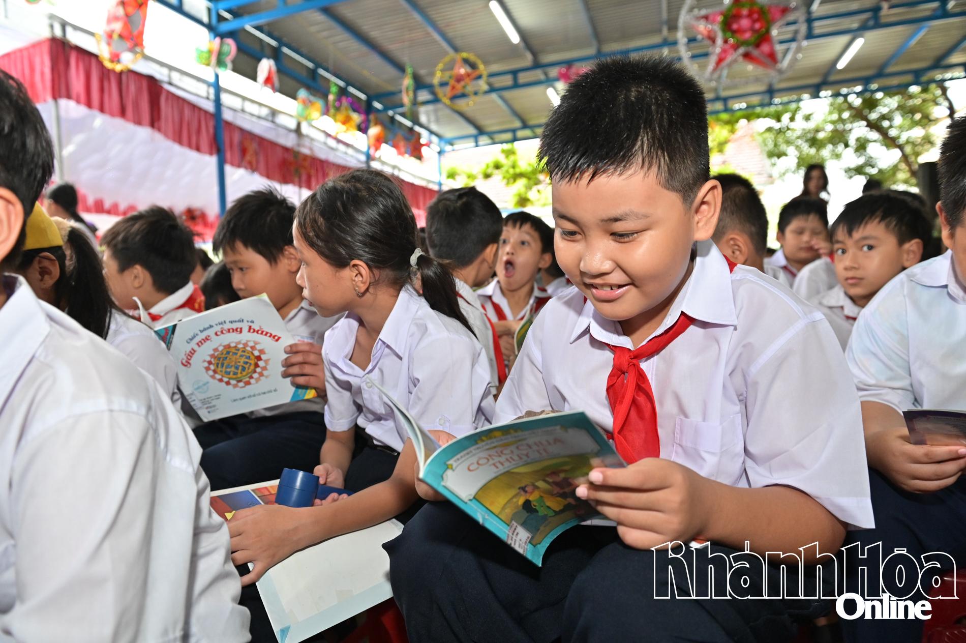 Các học sinh thích thú đọc sách.