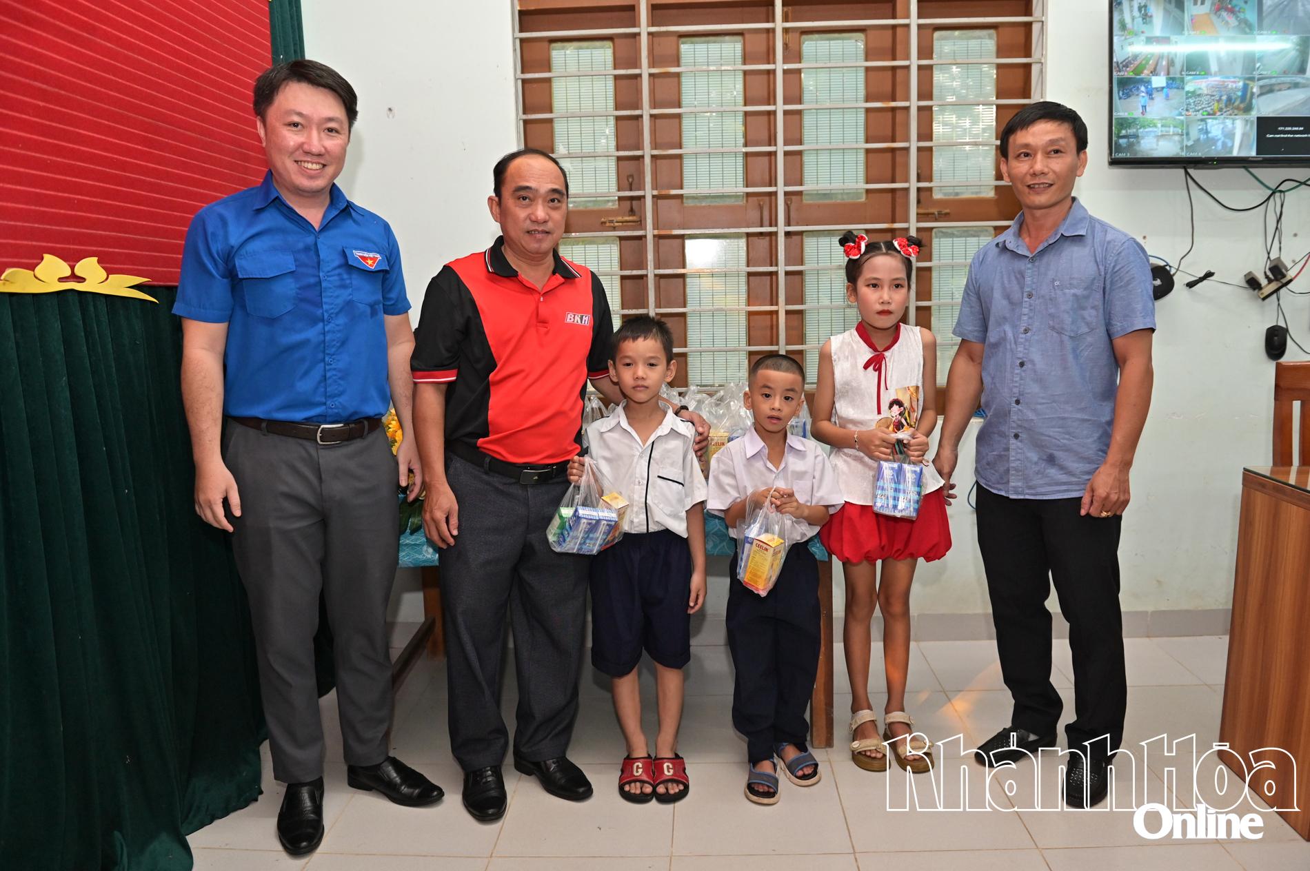 Lãnh đạo Báo và Phát thanh, Truyền hình Khánh Hòa cùng các đơn vị trao quà, thuốc bổ cho học sinh.