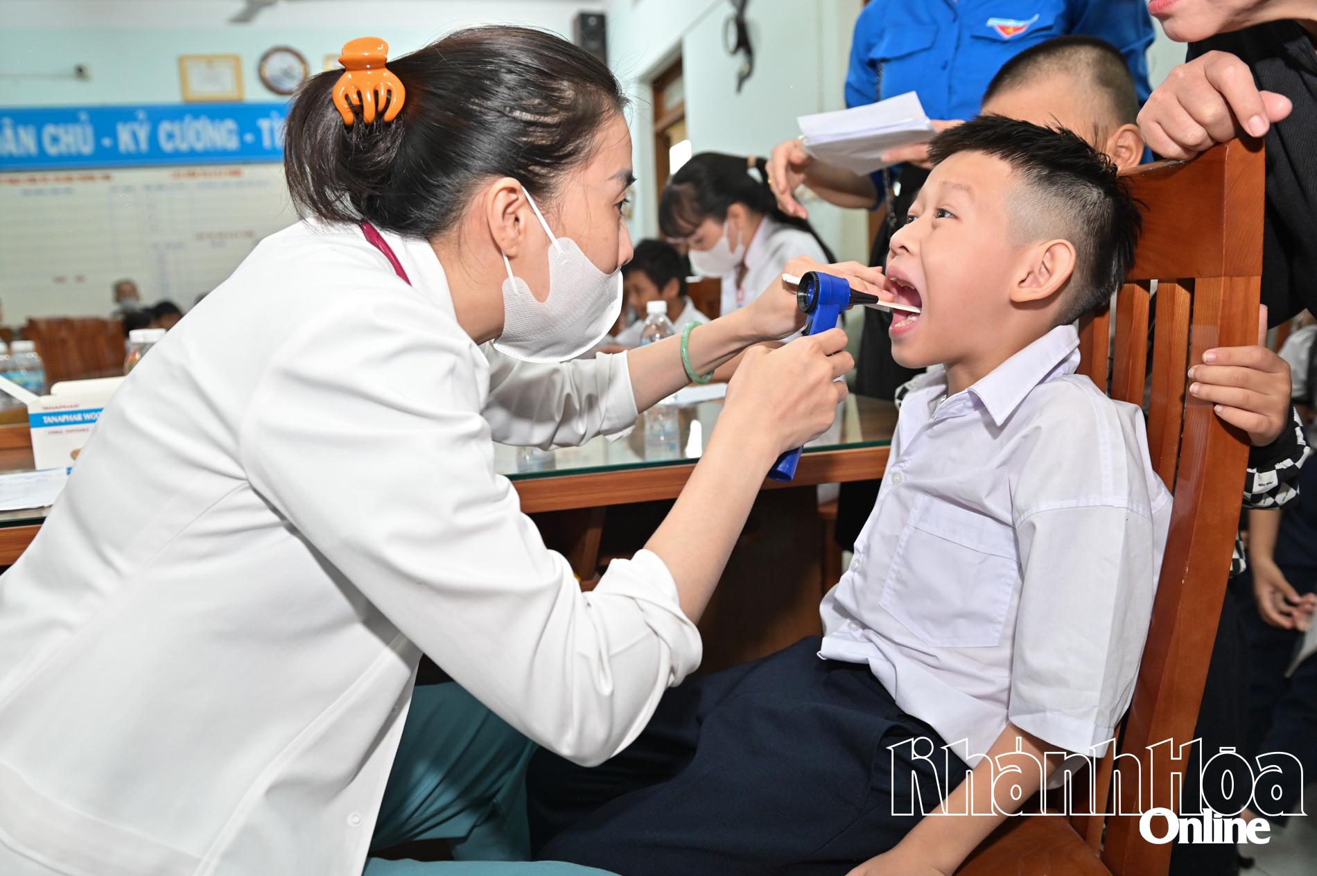 Các học sinh được khám dinh dưỡng, tư vấn sức khỏe.