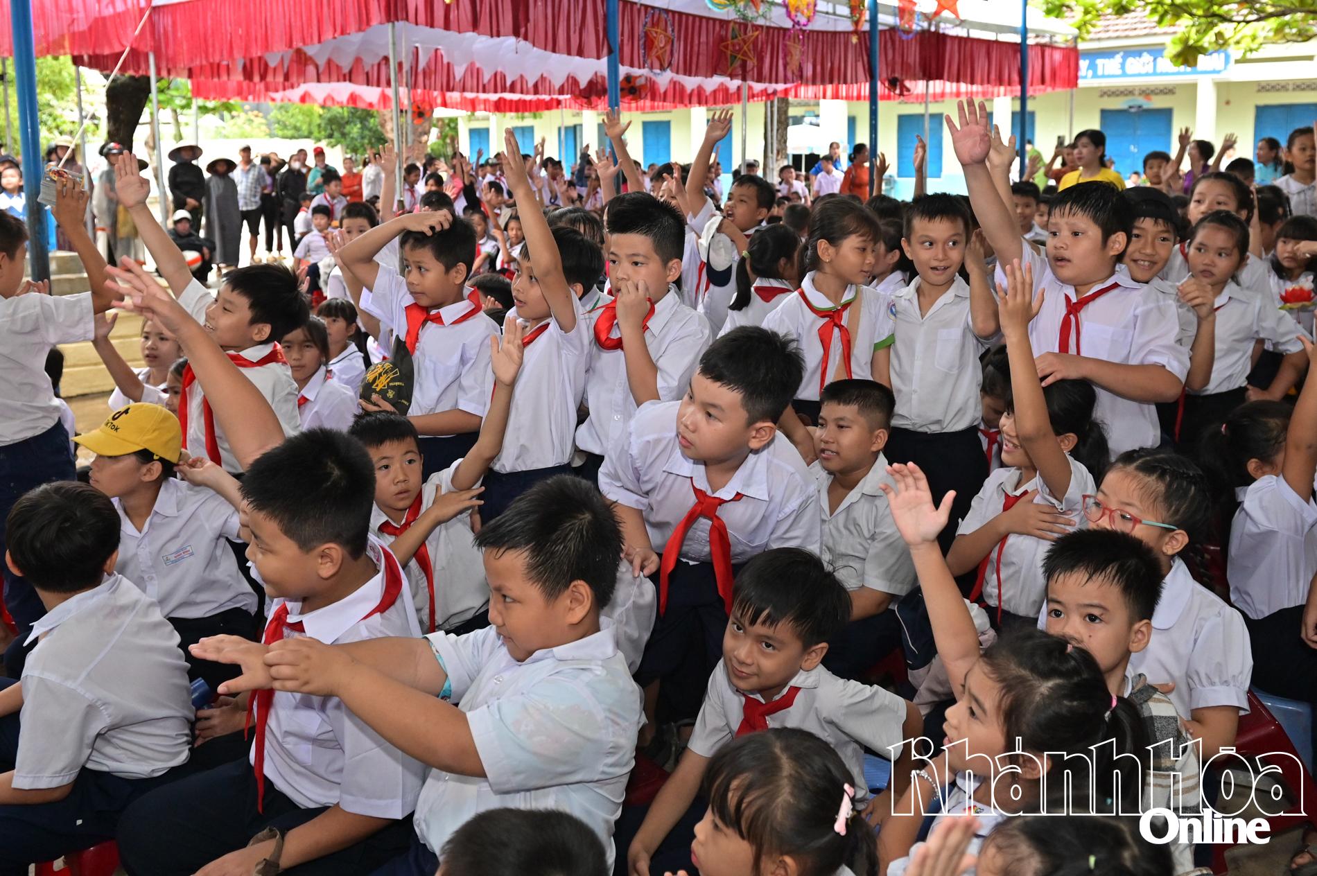 Các em nhỏ thích thú tham gia hoạt động.