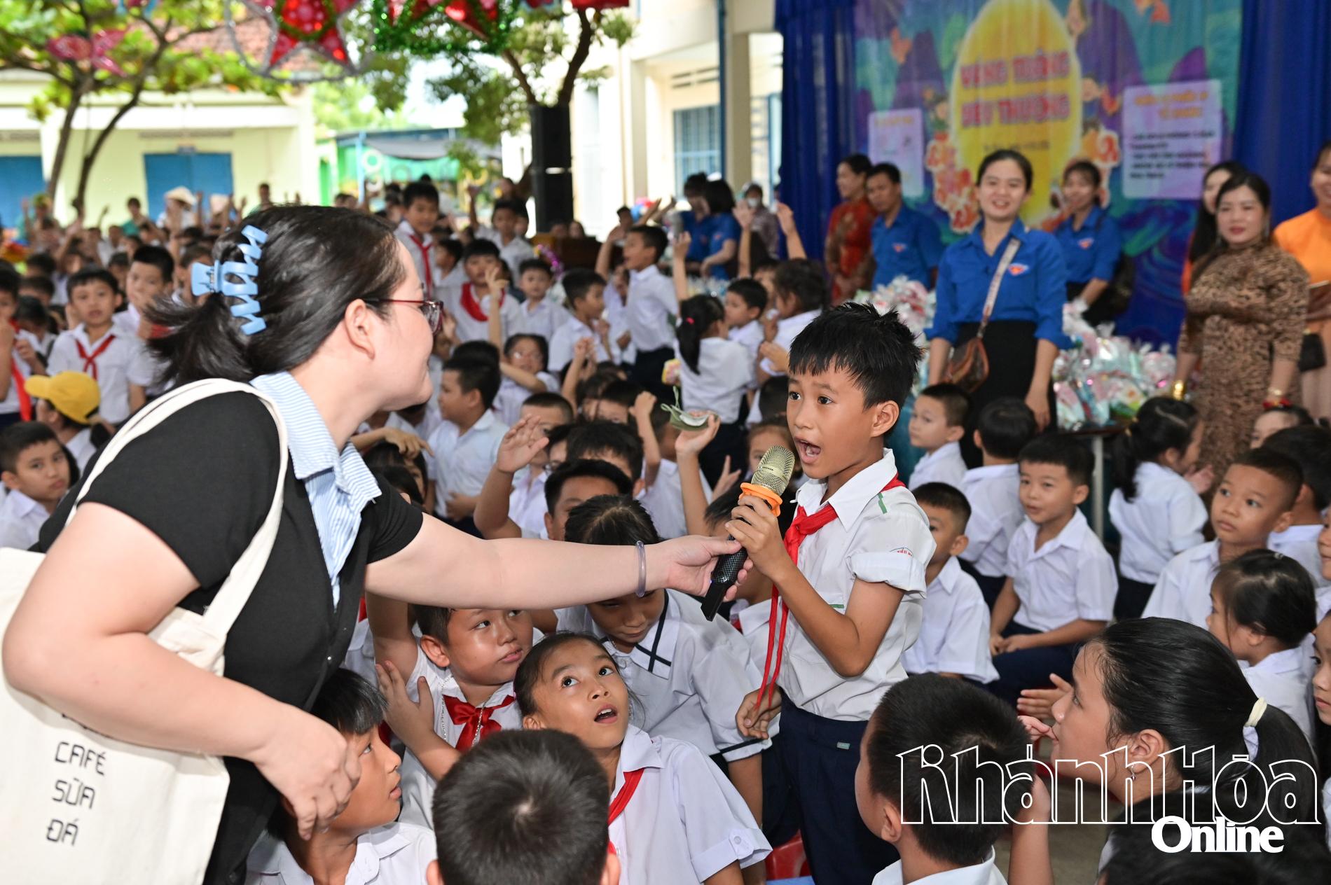 Hoạt động đố vui có thưởng với chủ đề về Tết Trung thu.