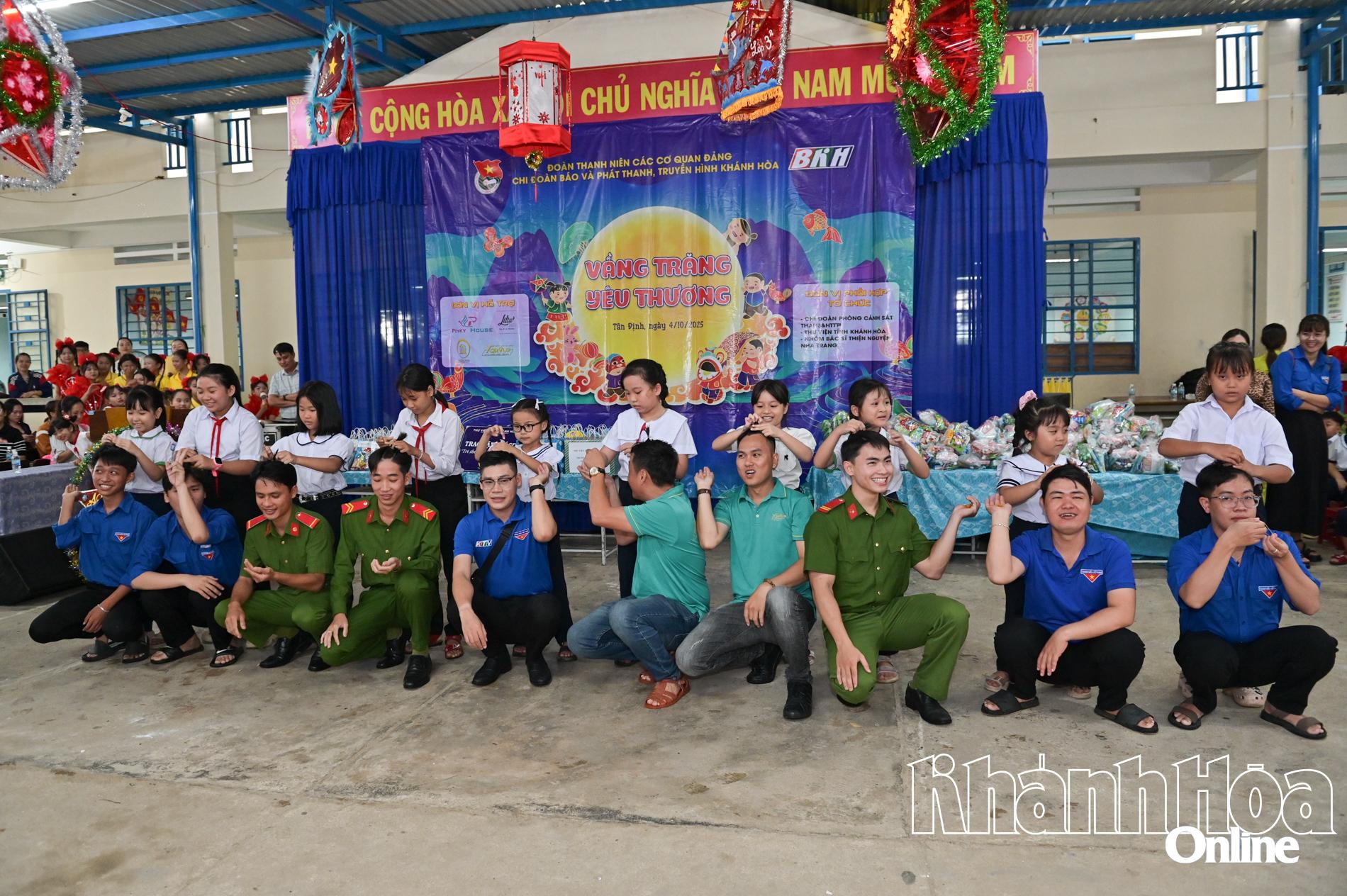 Các hoạt động hoạt náo sôi nổi thu hút các học sinh tham gia.