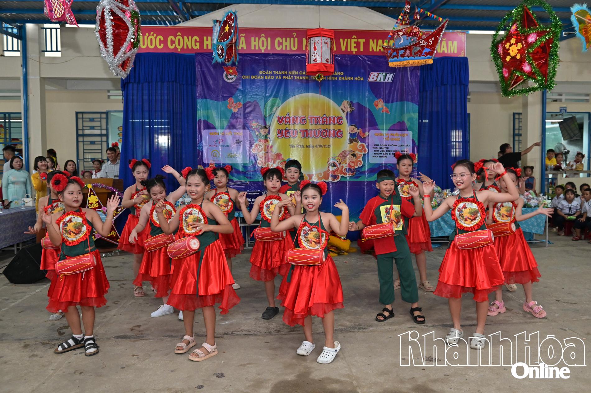 Các tiết mục văn nghệ tại chương trình.