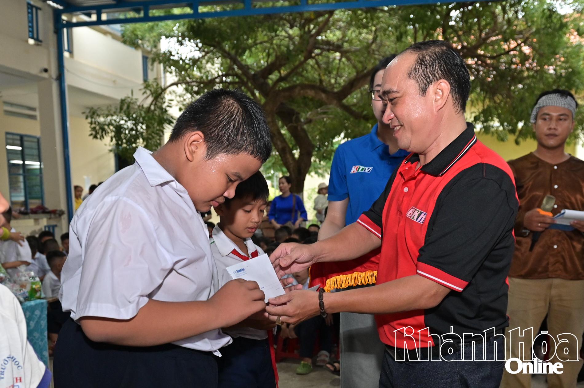 Đồng chí Nguyễn Xuân Duy trao học bổng cho các học sinh khó khăn.