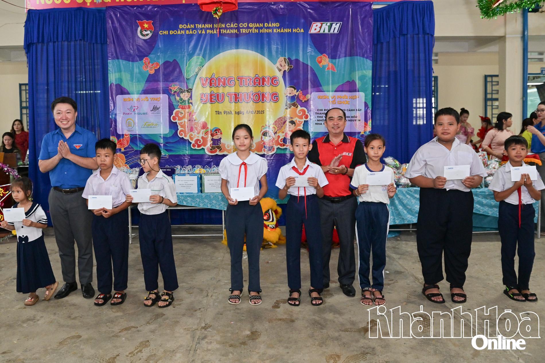 Lãnh đạo Báo và Phát thanh, Truyền hình Khánh Hòa cùng Đoàn Thanh niên các cơ quan Đảng tỉnh trao học bổng cho học sinh.