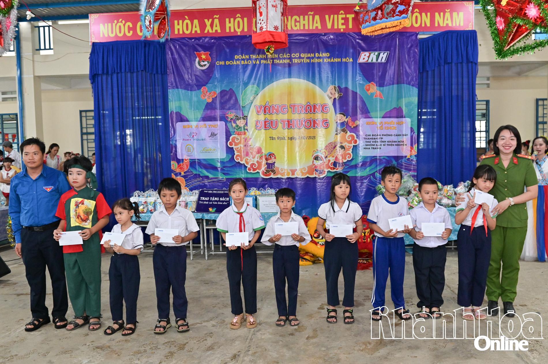 Đại diện các chi đoàn trao học bổng cho học sinh.