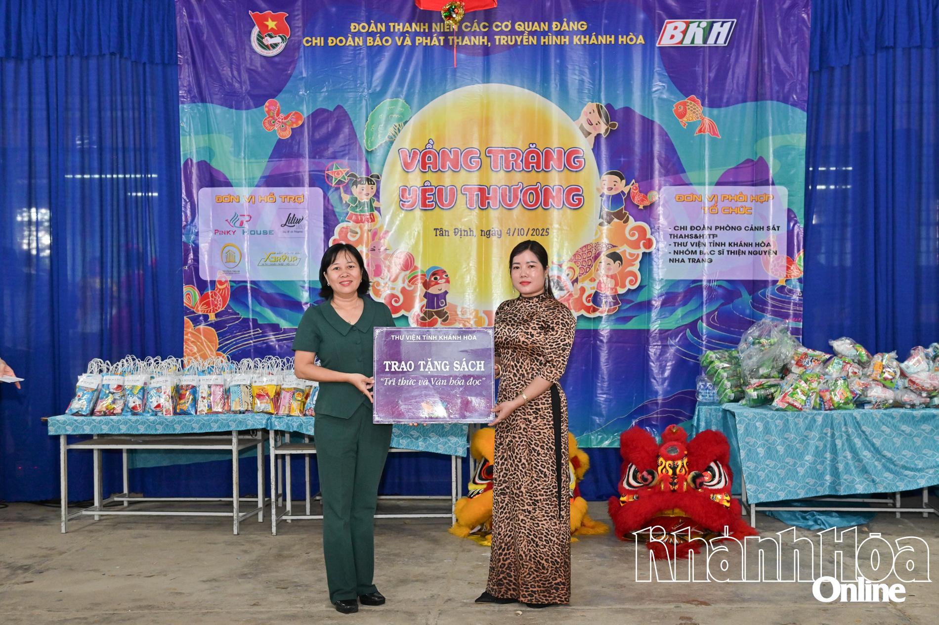 Thư viện tỉnh trao tặng biểu trưng tủ sách Học tập suốt đời cho Trường Tiểu học Ninh Bình.