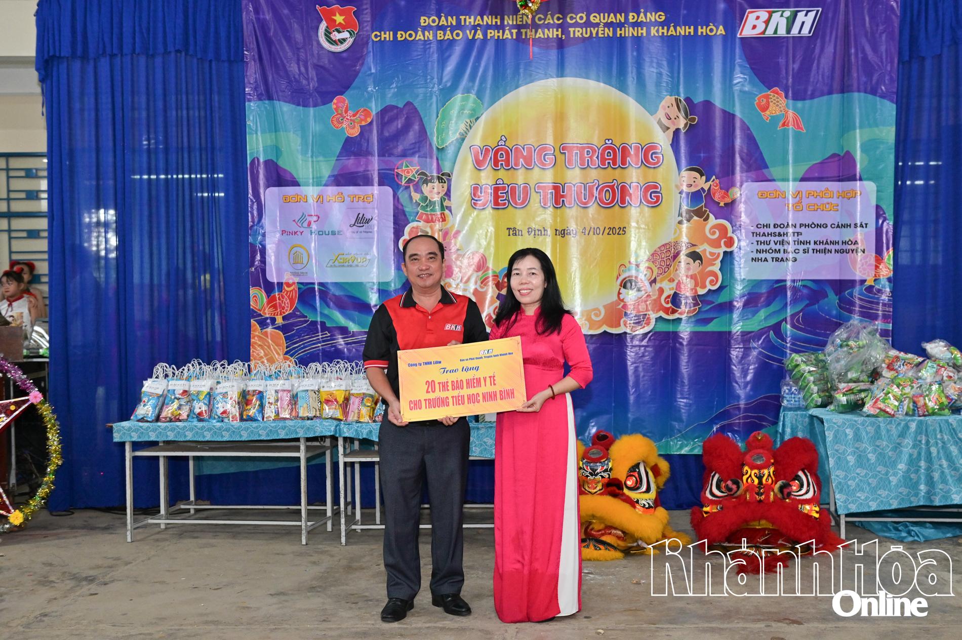 Đồng chí Nguyễn Xuân Duy trao biểu trưng hỗ trợ 20 thẻ bảo hiểm y tế của Công ty TNHH Liliw trao tặng nhà trường.