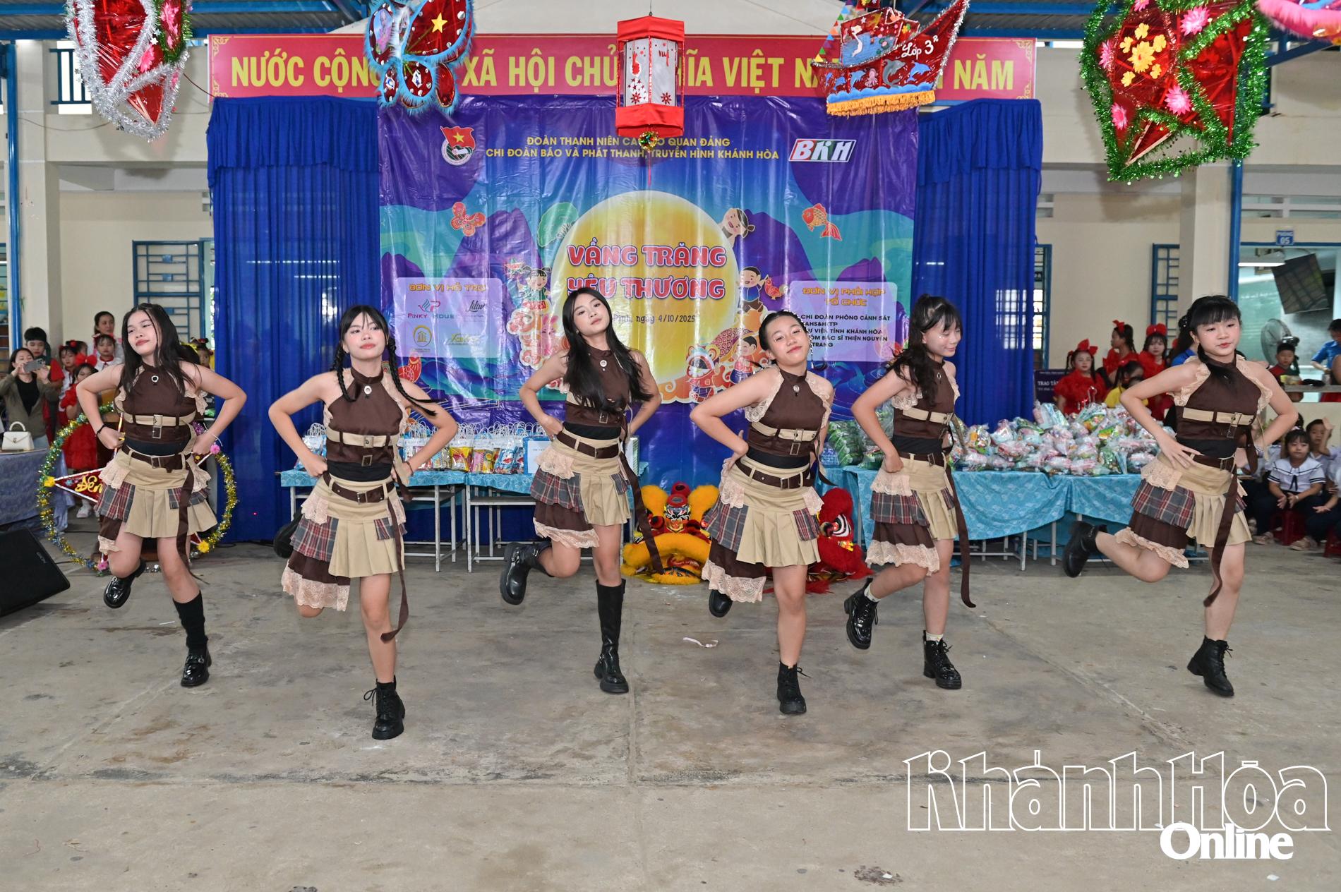 Tiết mục biểu diễn của các bạn nhỏ Trung tâm nghệ thuật PinkyHouse.