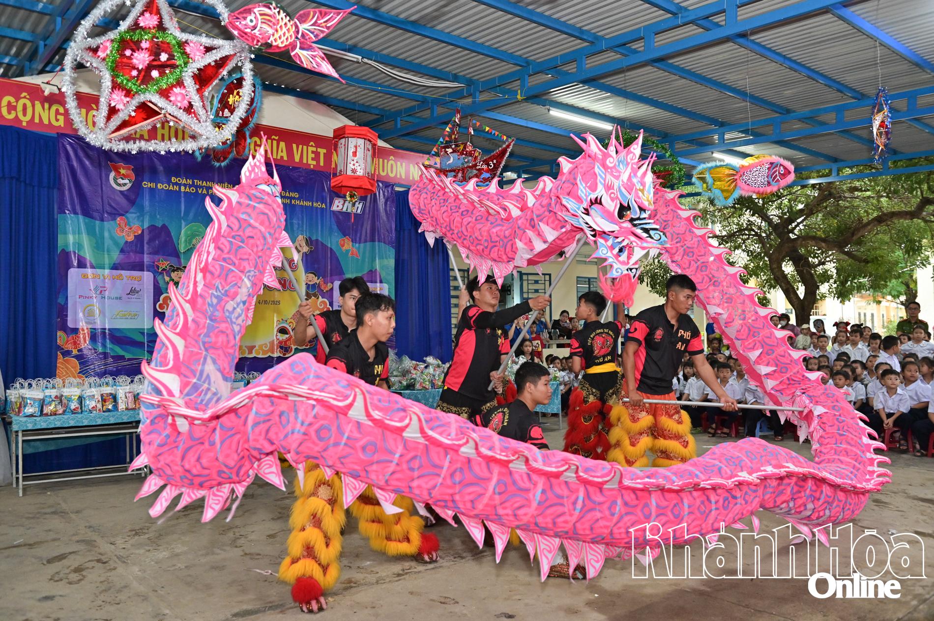 Tiết mục múa rồng khiến không khí thêm phần sôi động.