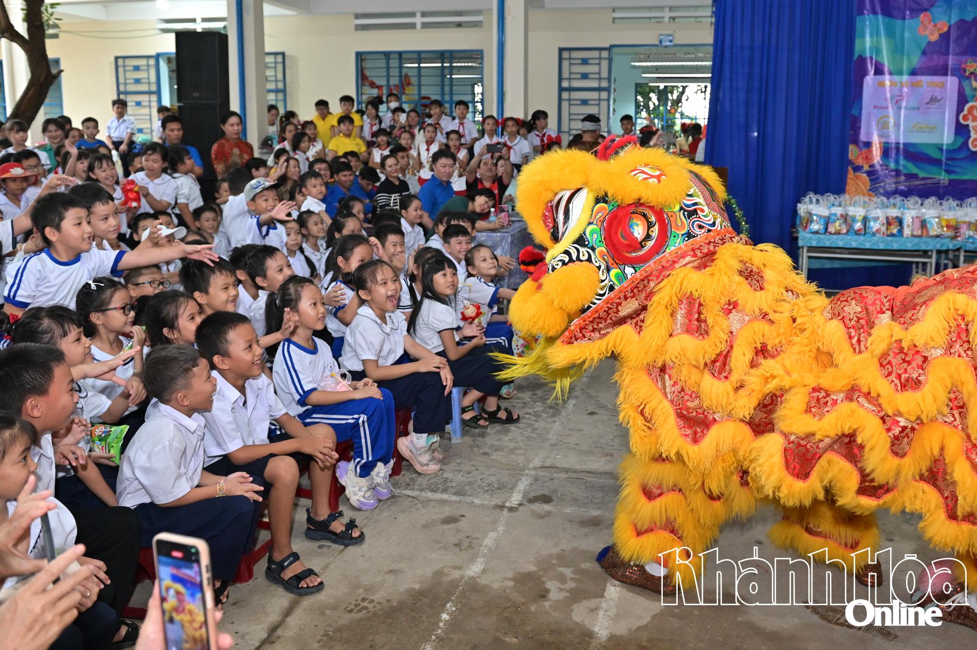 Các thiếu nhi thích thú với tiết mục múa lân.