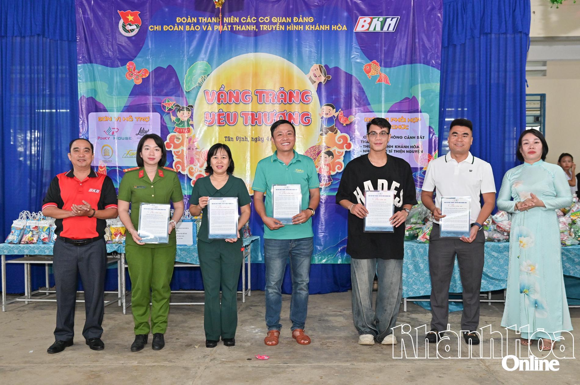 Ban tổ chức trao thư cám ơn đến các đơn vị đồng hành, hỗ trợ chương trình.