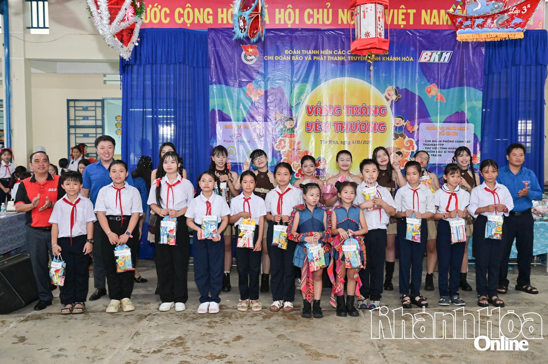 Các đại biểu trao quà trung thu đến các em nhỏ.