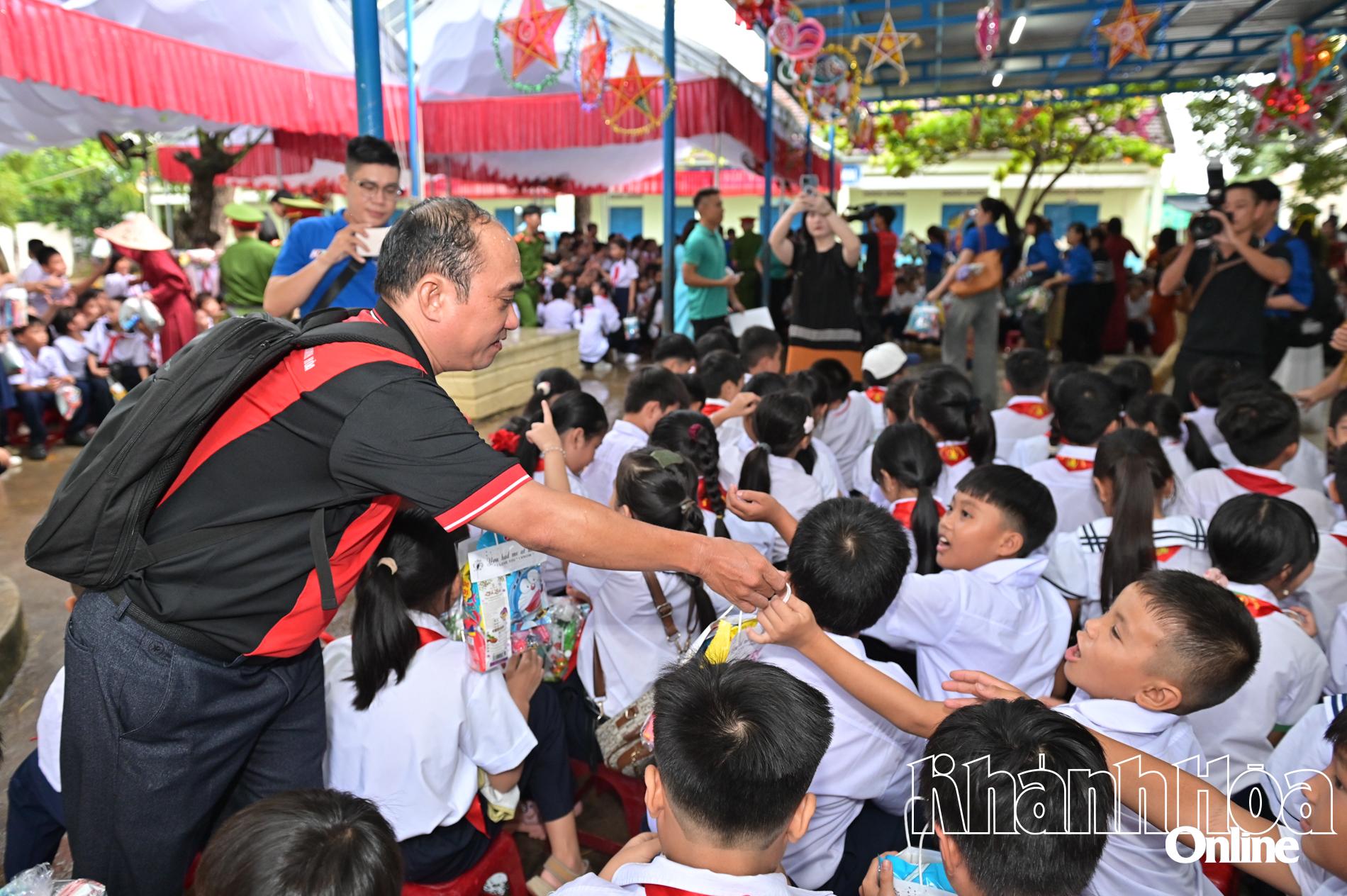 Lãnh đạo Báo và Phát thanh, Truyền hình Khánh Hòa trao quà Trung thu đến các học sinh.