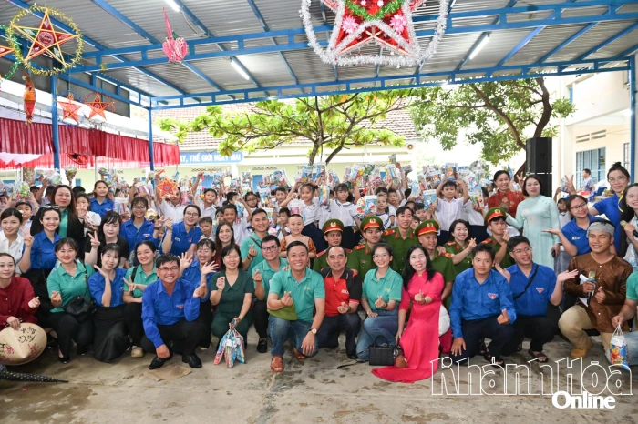 Sôi nổi và ý nghĩa chương trình "Vầng trăng yêu thương"