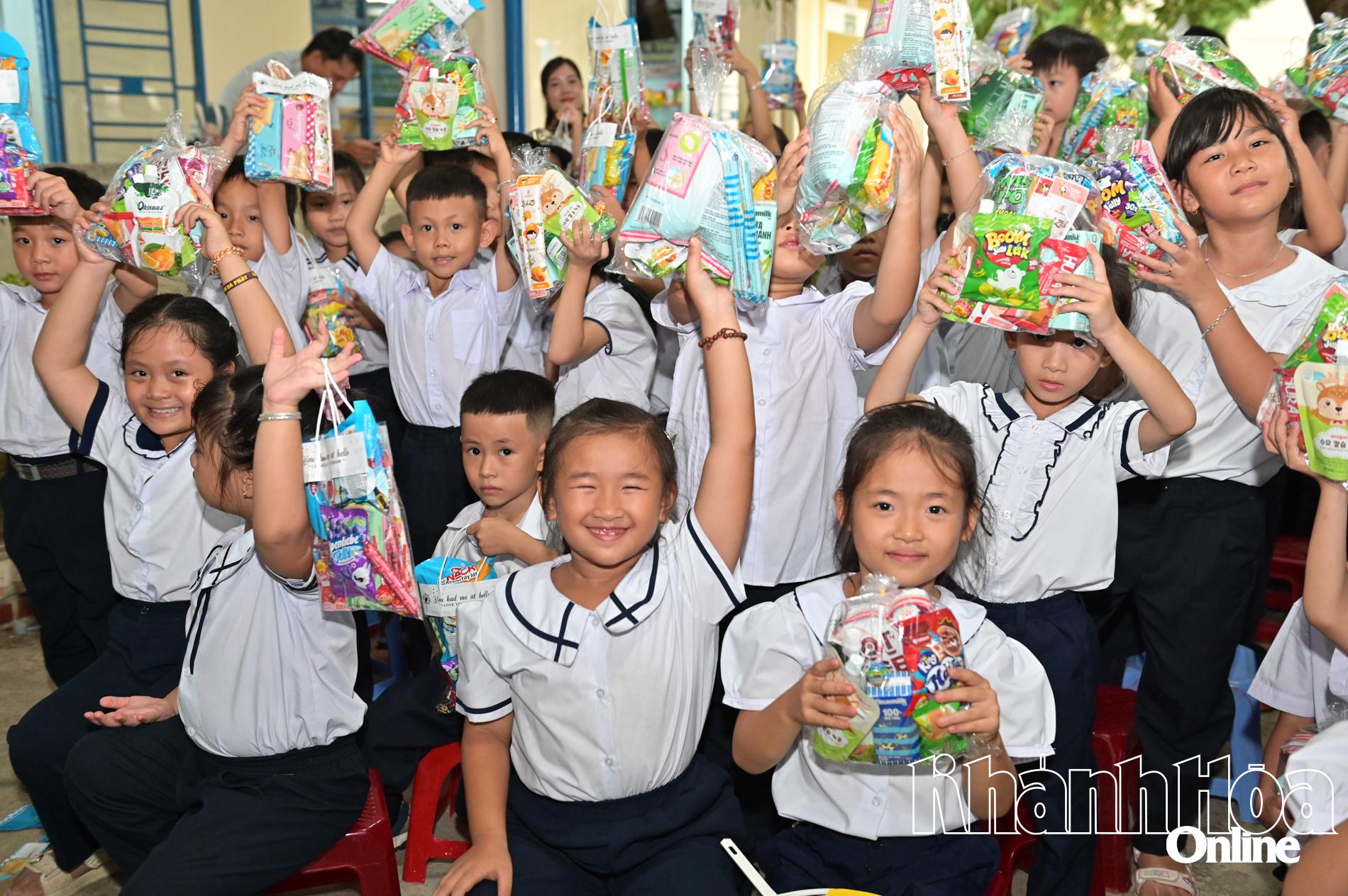 Niềm thích thú của các em khi được nhận quà Trung thu.