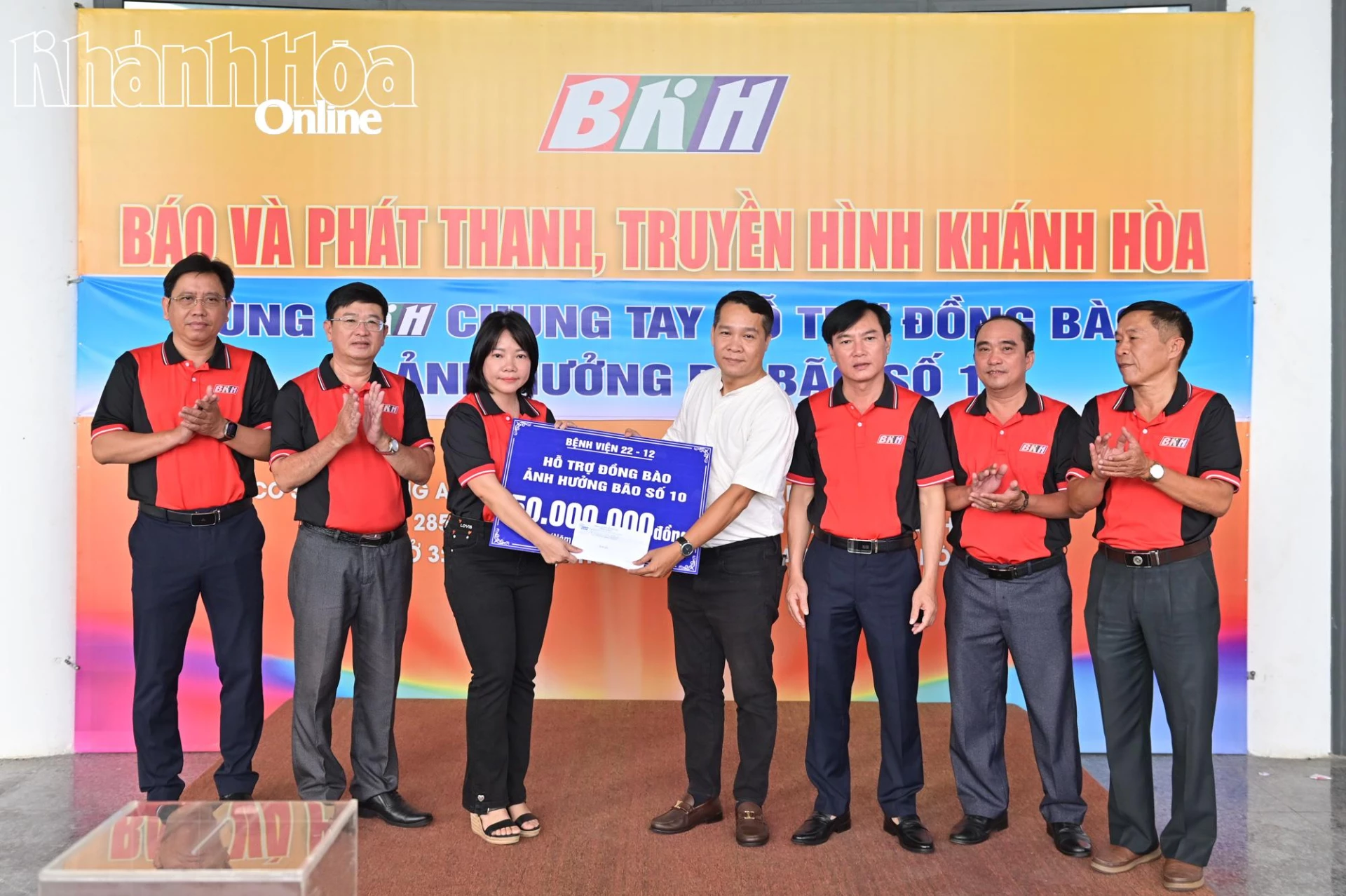 Bệnh viện 22-12 trao biểu trưng số tiền hỗ trợ.