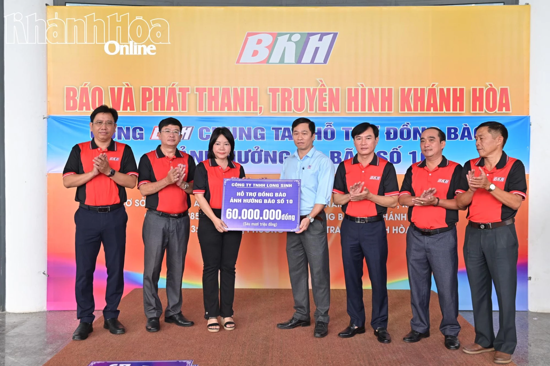 Công ty TNHH Long Sinh trao biểu trưng số tiền hỗ trợ cho người dân thông qua Báo và Phát thanh - Truyền hình Khánh Hòa.