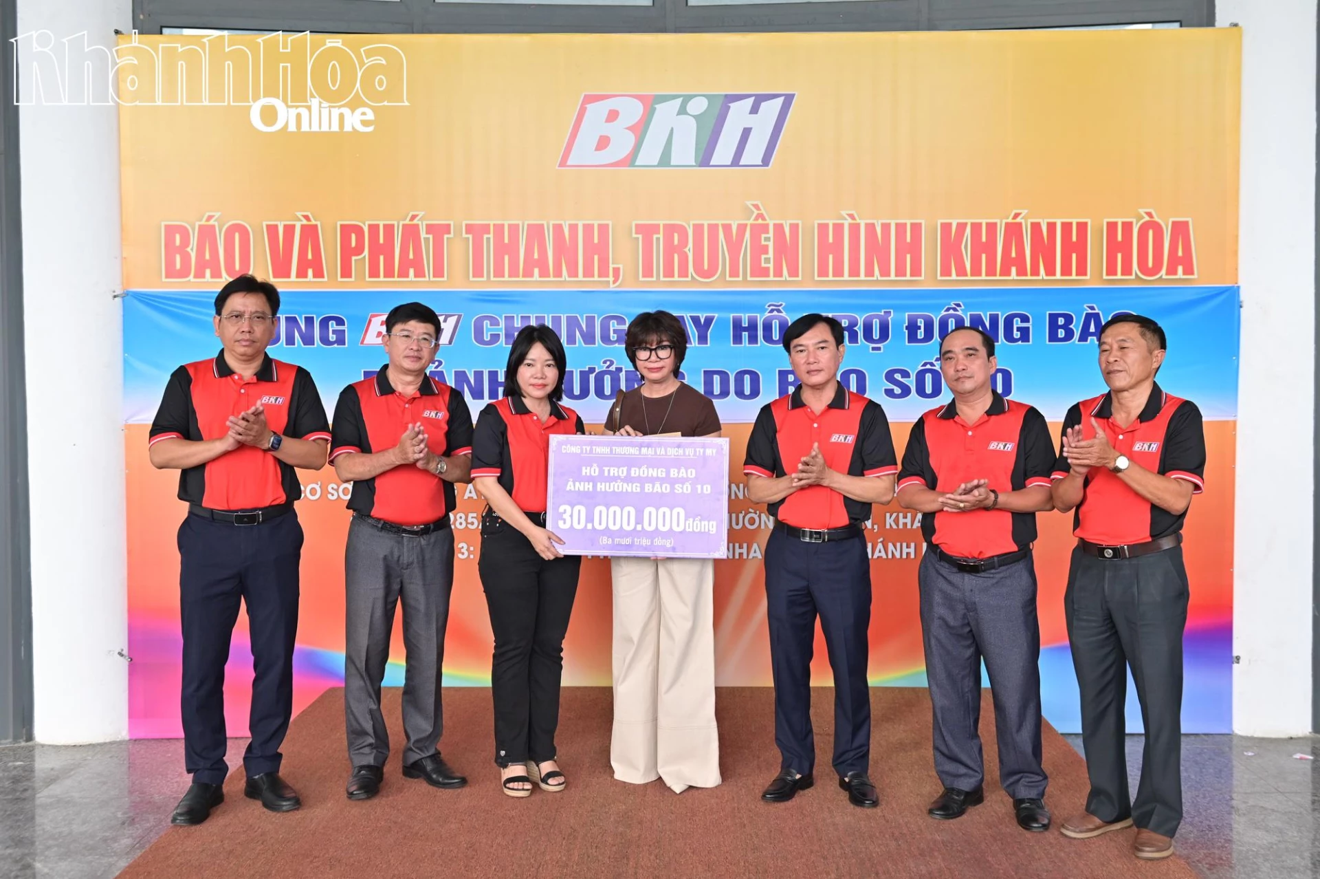 Công ty TNHH Thương mại và Dịch vụ TyMy trao biểu trưng số tiền hỗ trợ.