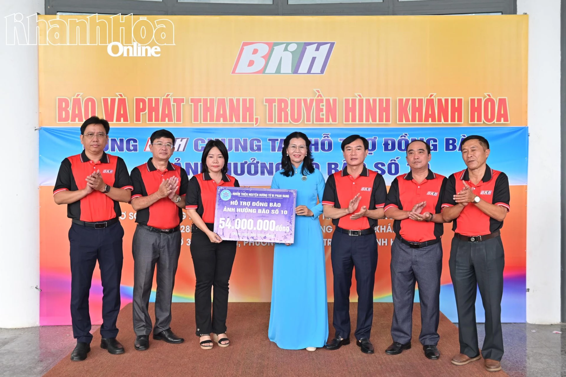 Nhóm thiện nguyện Hương Từ Bi Phan Rang trao biểu trưng số tiền hỗ trợ.