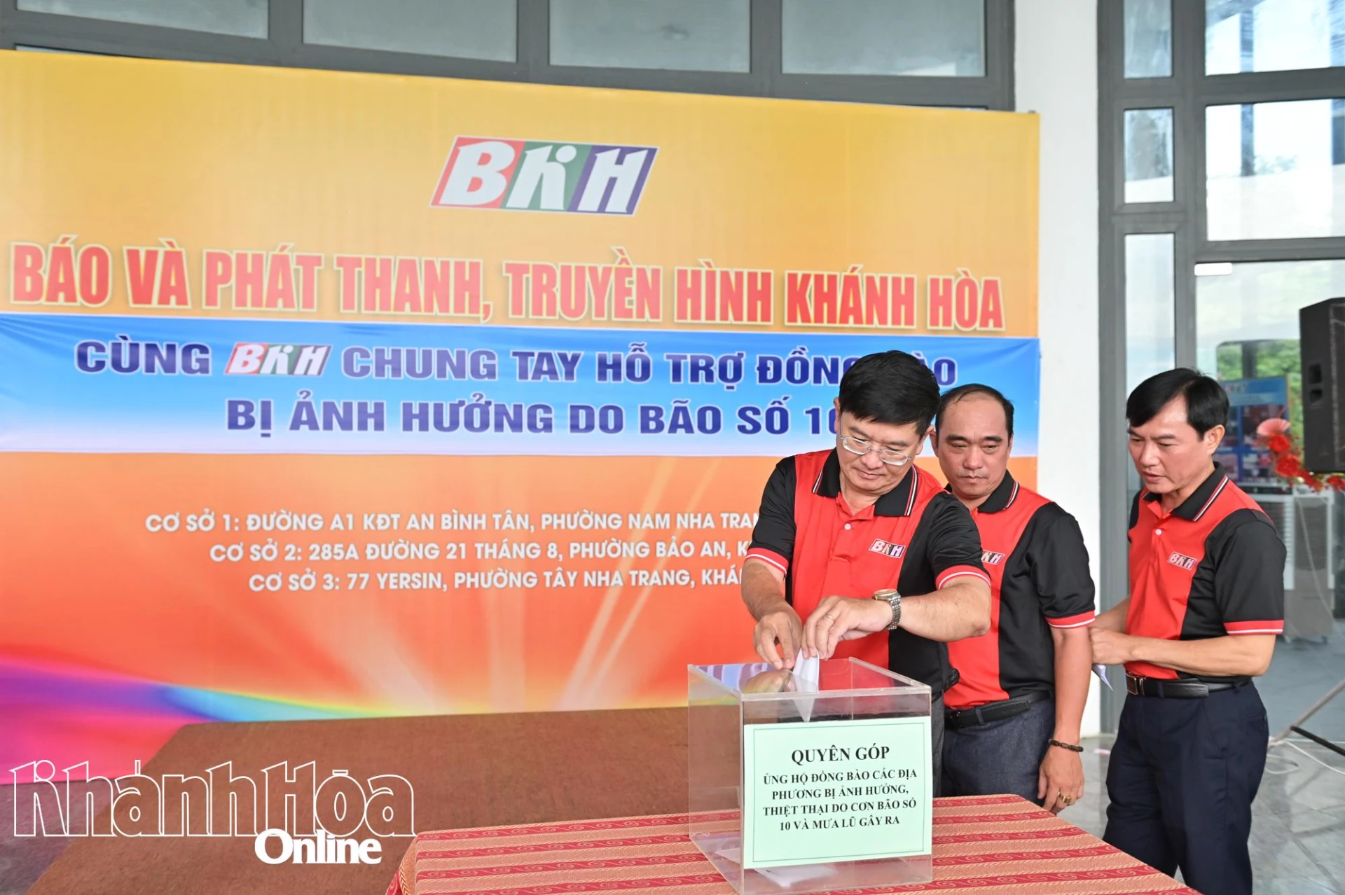 Lãnh đạo Báo và Phát thanh - Truyền hình Khánh Hòa ủng hộ người dân.