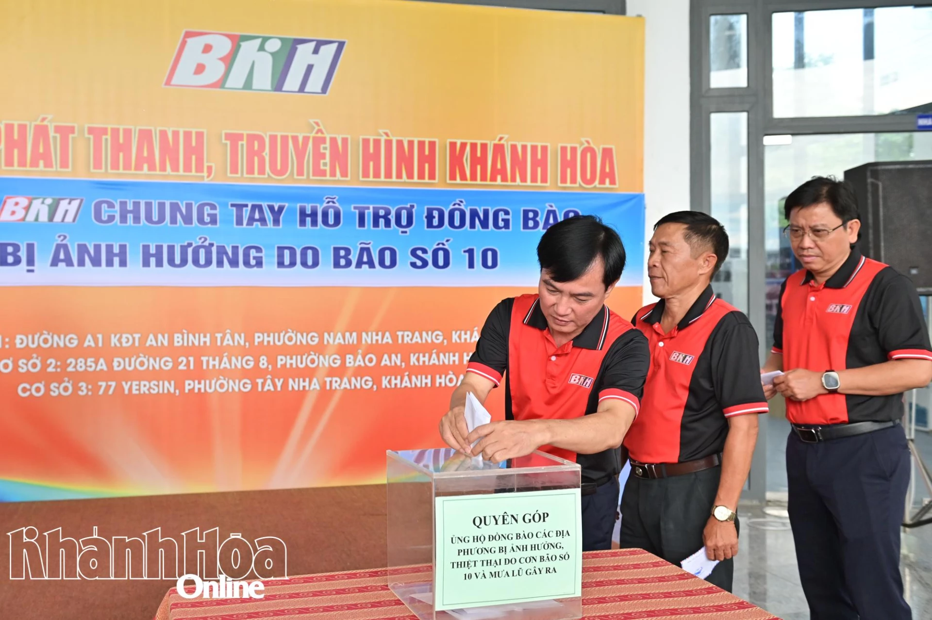 Lãnh đạo Báo và Phát thanh - Truyền hình Khánh Hòa ủng hộ người dân.