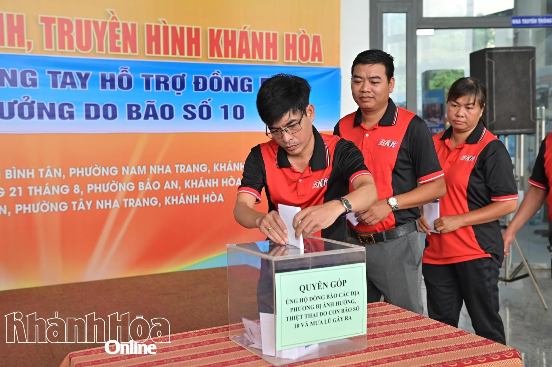 Tập thể người lao động của đơn vị ủng hộ người dân.