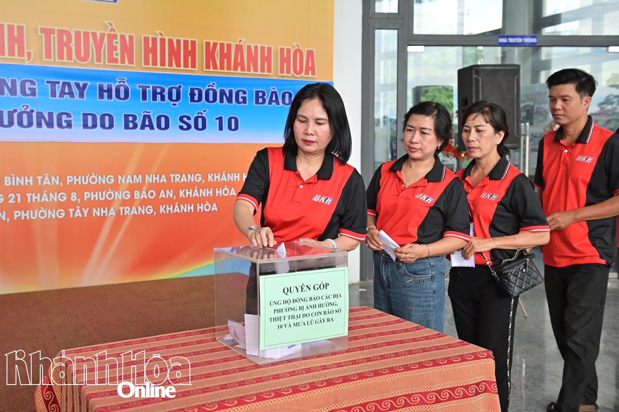 Tập thể người lao động của đơn vị ủng hộ người dân.