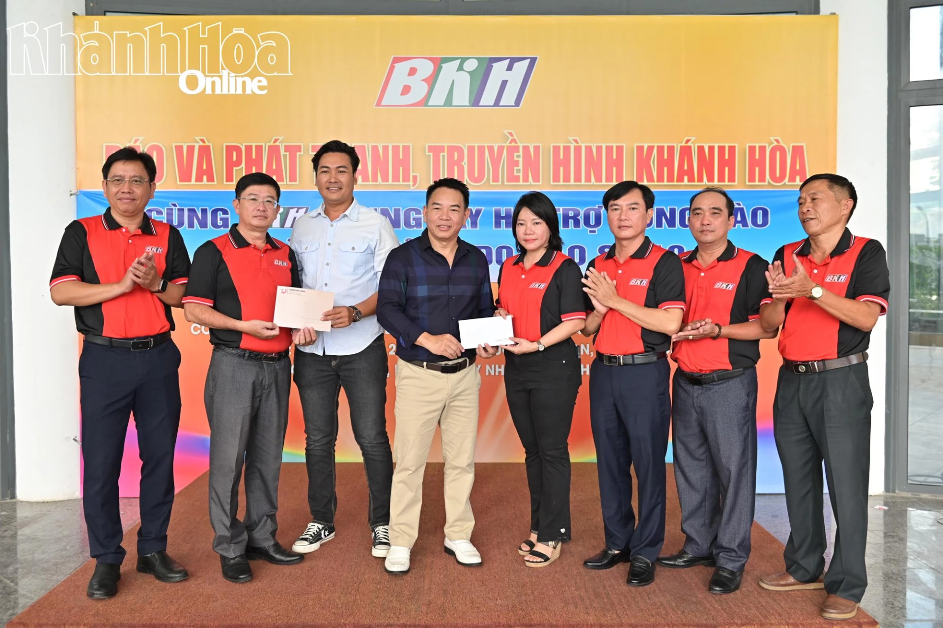 Công ty TNHH Hải Đăng và Công ty Z Beach - Nha Trang trao số tiền hỗ trợ người dân thông qua Báo và Phát thanh - Truyền hình Khánh Hòa.