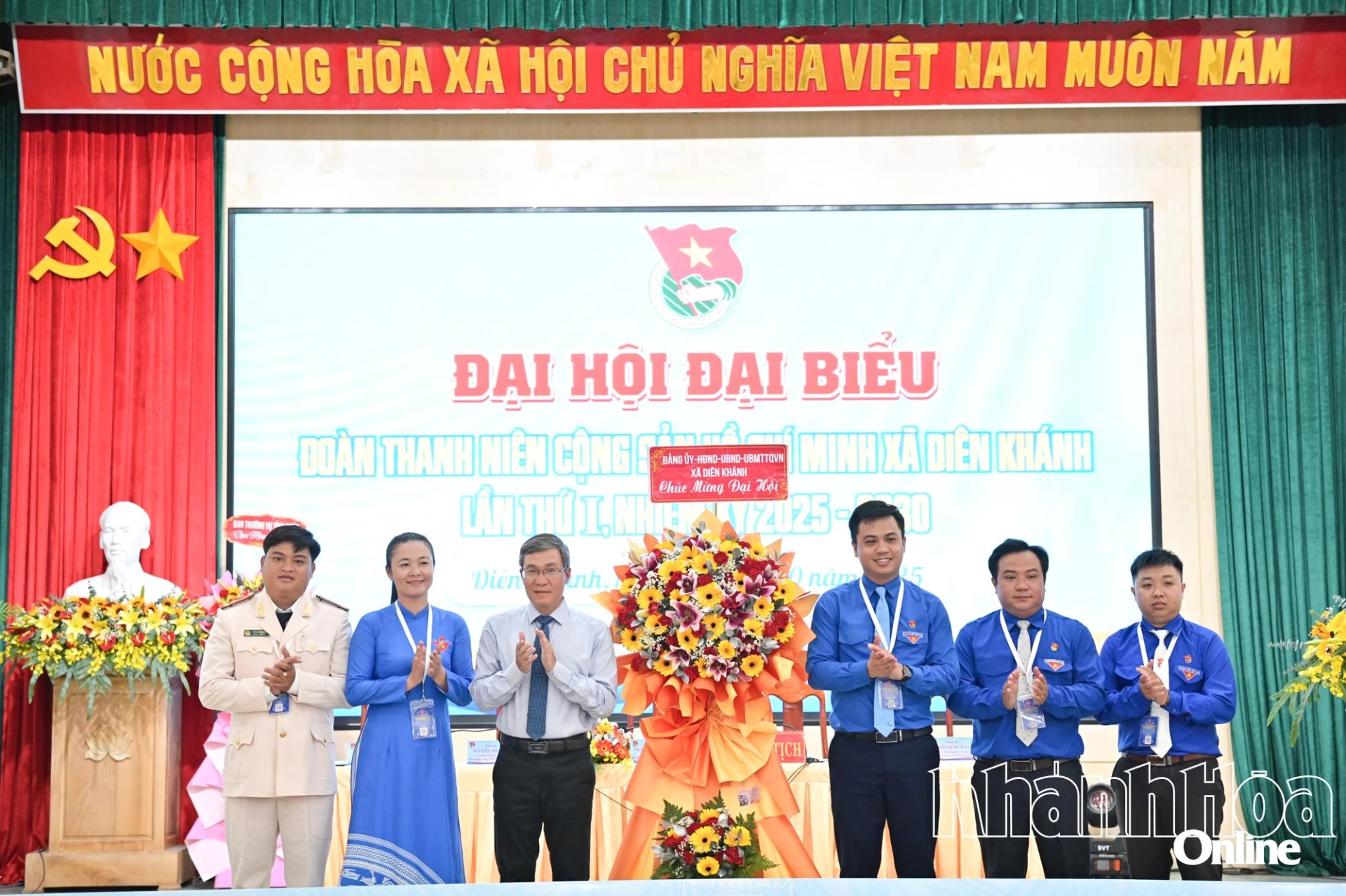 Lãnh đạo Đảng ủy xã Diên Khánh tặng hoa chúc mừng Đại hội.