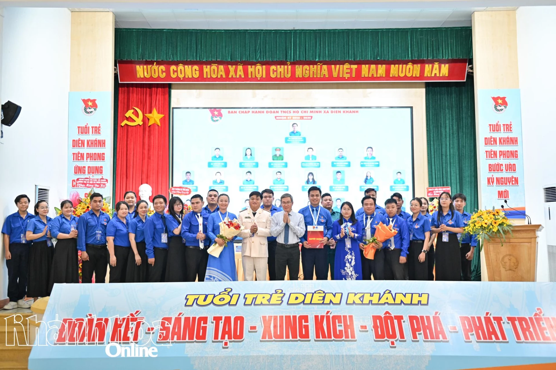 Lãnh đạo Tỉnh đoàn và lãnh đạo xã Diên Khánh tặng hoa chúc mừng Ban Chấp hành Đoàn xã Diên Khánh khóa I.