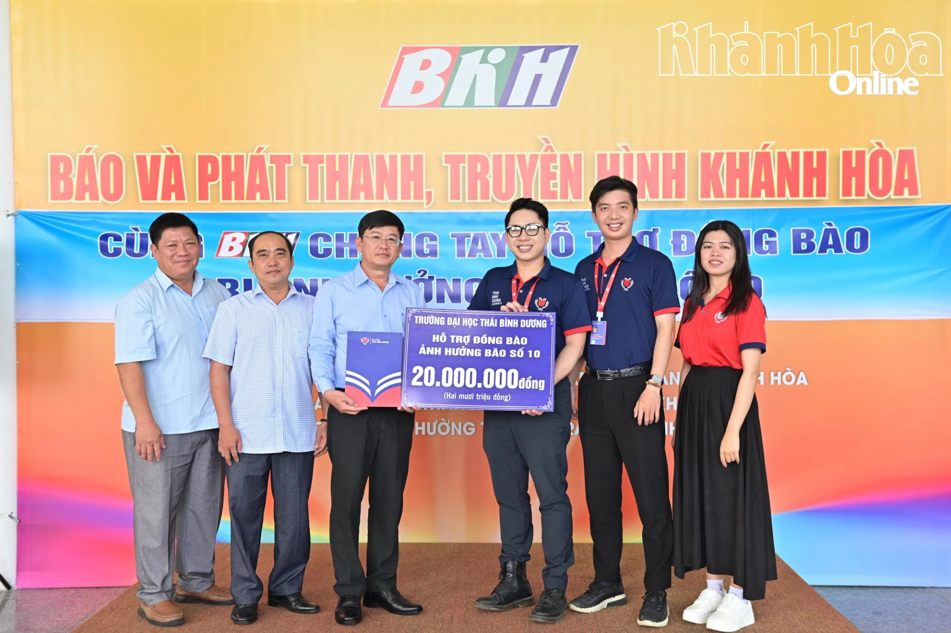 Lãnh đạo Báo và Phát thanh, Truyền hình Khánh Hòa tiếp nhận số tiền ủng hộ hơn 20 triệu đồng từ Trường Đại học Thái Bình Dương.