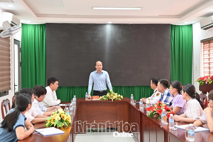 Phó Bí thư Tỉnh ủy, Chủ tịch Ủy ban MTTQ Việt Nam tỉnh Khánh Hòa Nguyễn Khắc Hà làm việc với UBND đặc khu Trường Sa