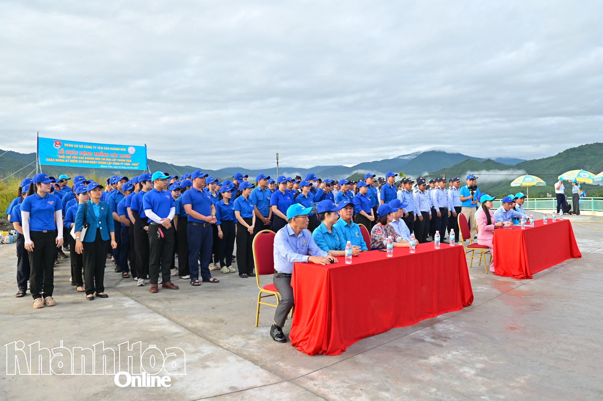 Lãnh đạo công ty cùng cán bộ, đoàn viên, thanh niên tham gia lễ phát động.