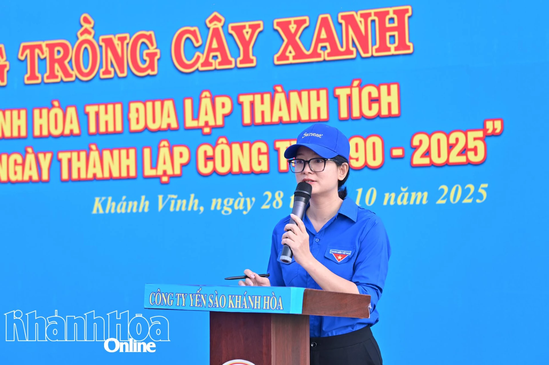 Chị Nguyễn Hạ Hiền - Bí thư Đoàn Cơ sở Công ty Yến sào Khánh Hòa phát động trồng cây xanh.