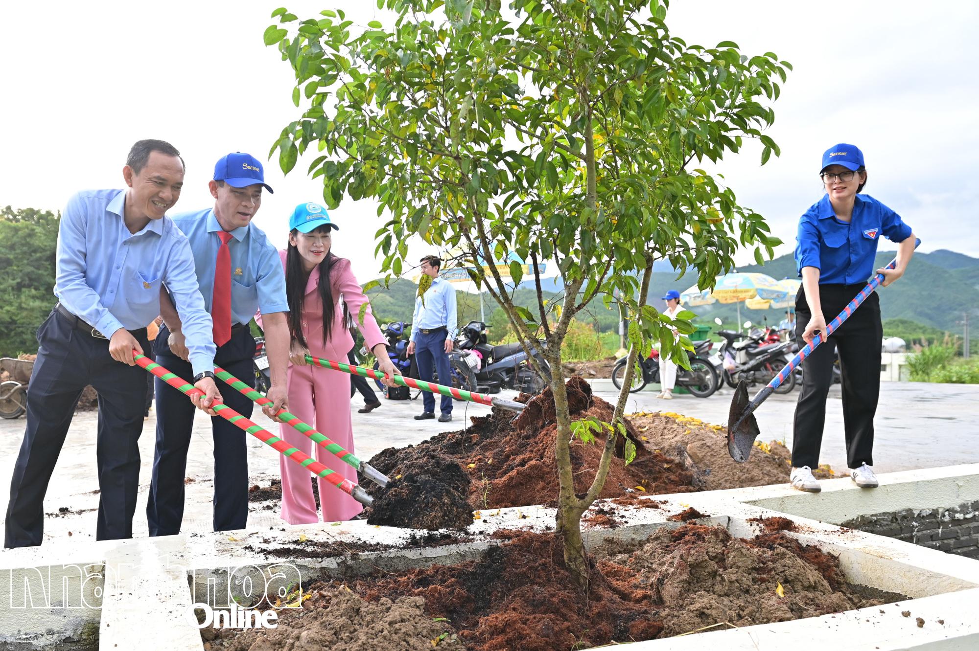 Sau lễ phát động, lãnh đạo công ty cùng các cán bộ, đoàn viên, thanh niên tham gia trồng cây xanh.
